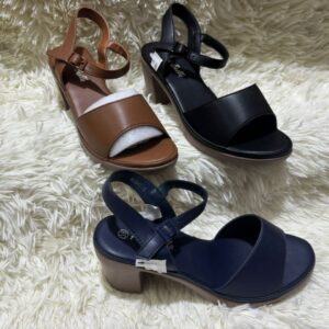 Chaussures de femmes sandales à talon moyen et bride arrière