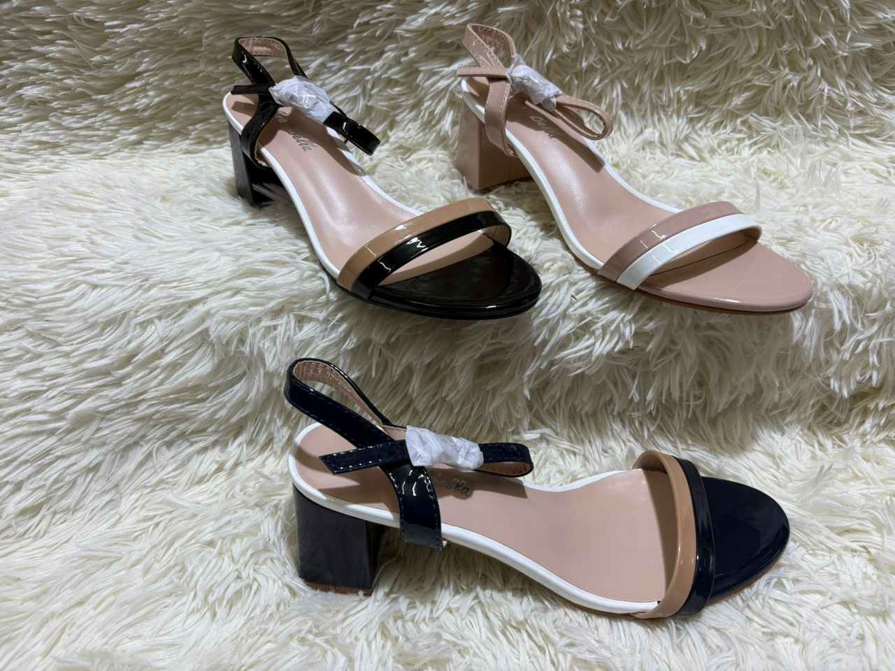 Sandales à brides ouvertes – multi-coleurs